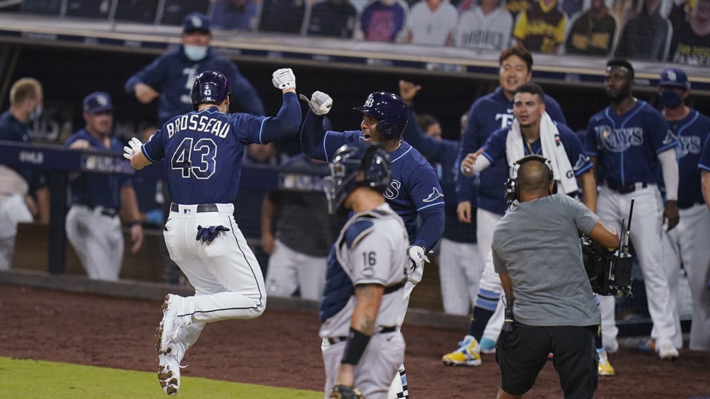 Jugadores de Rays festejan la victoria sobre Yankees