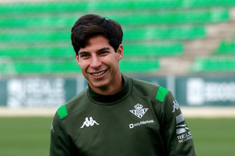 Diego Lainez en un entrenamiento con el Betis