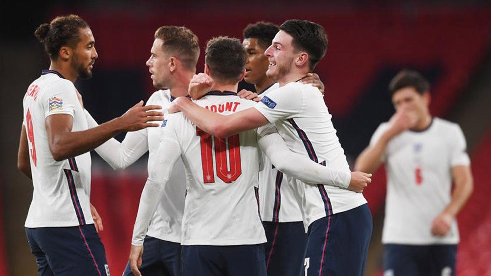 Jugadores de Inglaterra festejan el gol de la victoria