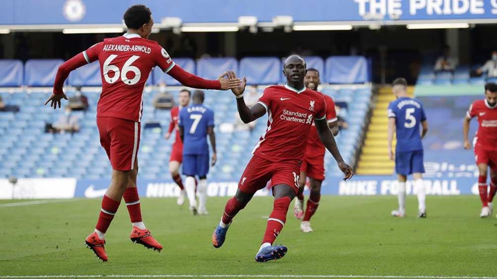 Jugadores del Liverpool festejan anotación contra los Blues