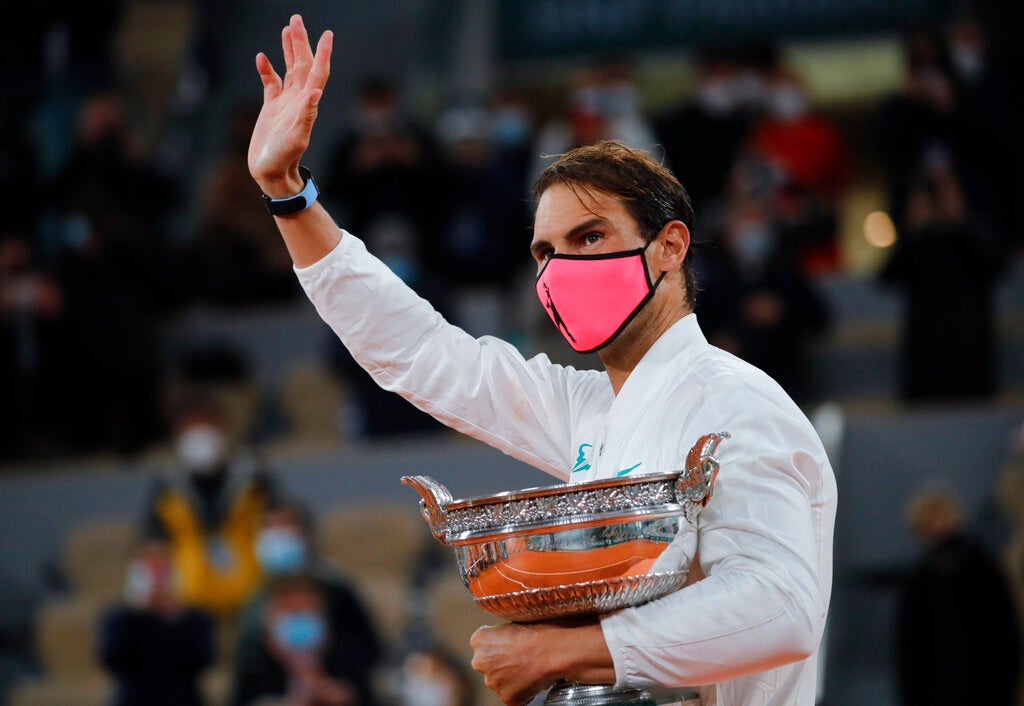 Rafael Nadal con el trofeo de Roland Garros