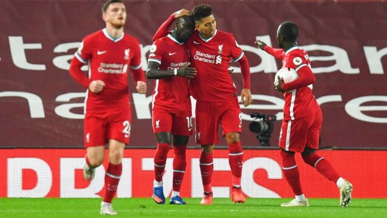 Jugadores del Liverpool festejan anotación