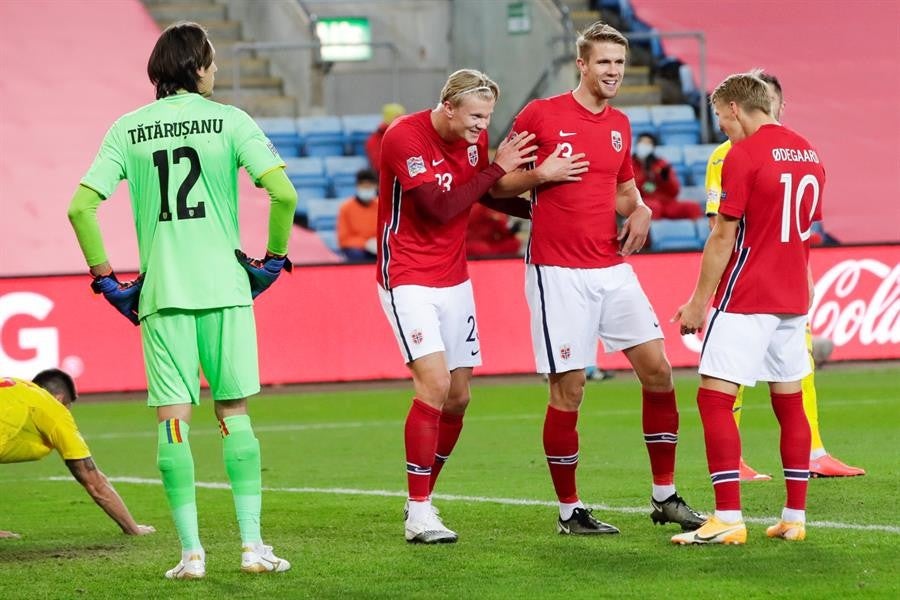 Jugadores noruegos celebran gol vs Rumanía