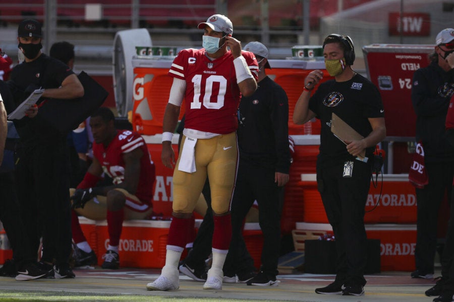 Jimmy Garoppolo regresó a la actividad pero salió tras dos intercepciones