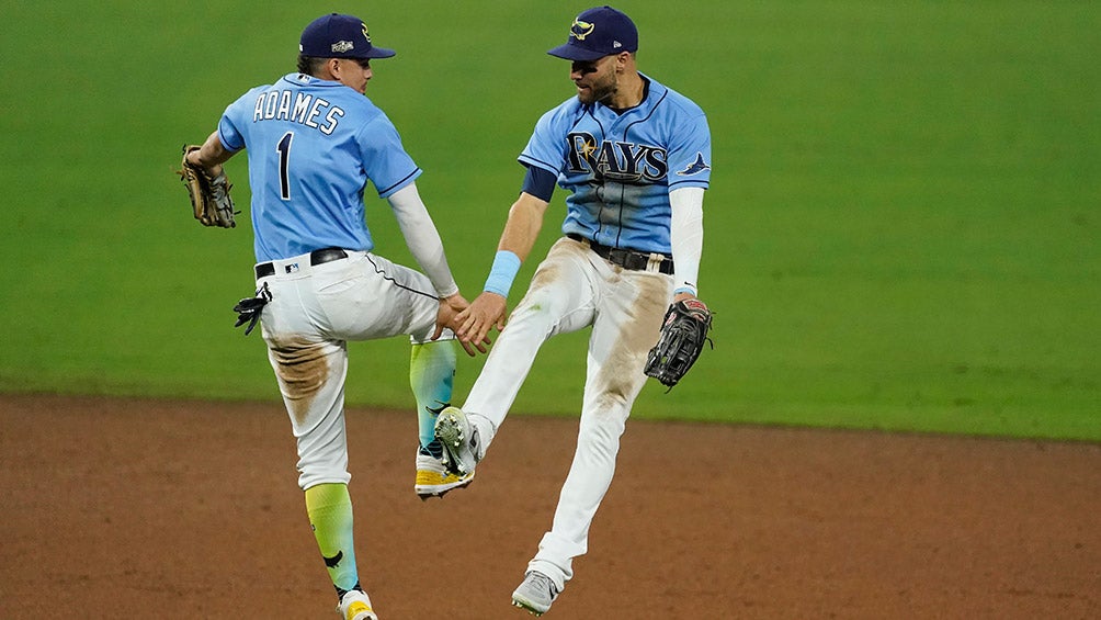 Jugadores de los Rays celebran la victoria