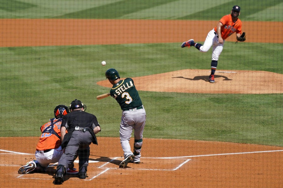 El mexicano lanzando ante los Oakland Athletics