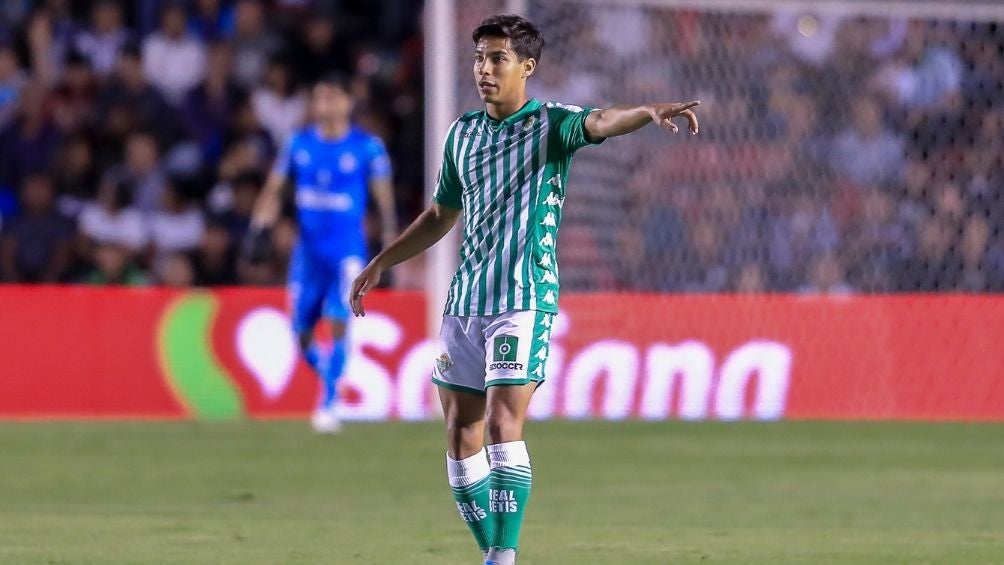 Diego Lainez en partido con el Betis 