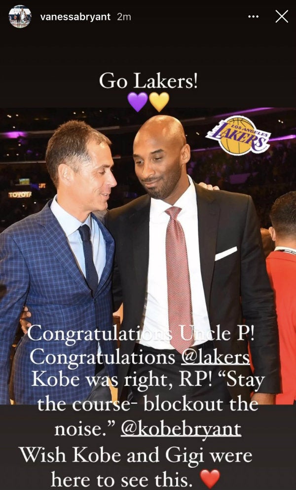 Kobe y  Rob Pelinka en una presentación