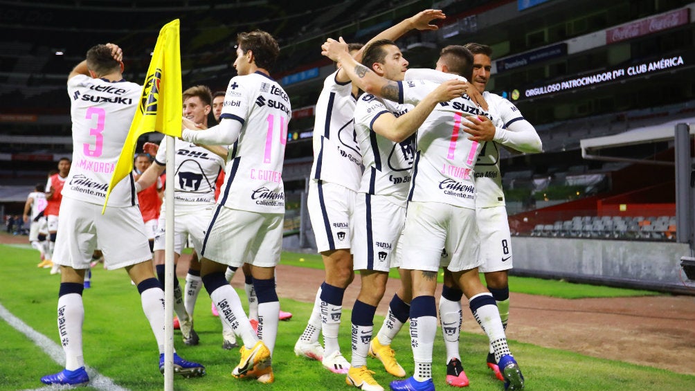 Pumas en celebración de gol