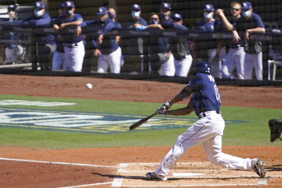 Manuel Margot al conectar el cuadrangular de tres carreras