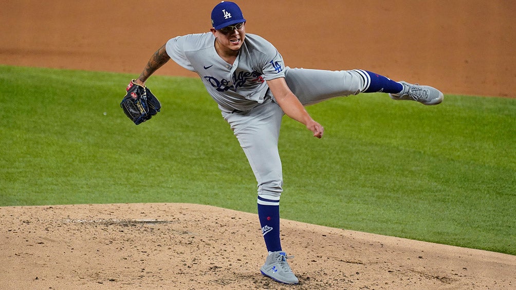 Urías lanza la bola con los Dodgers