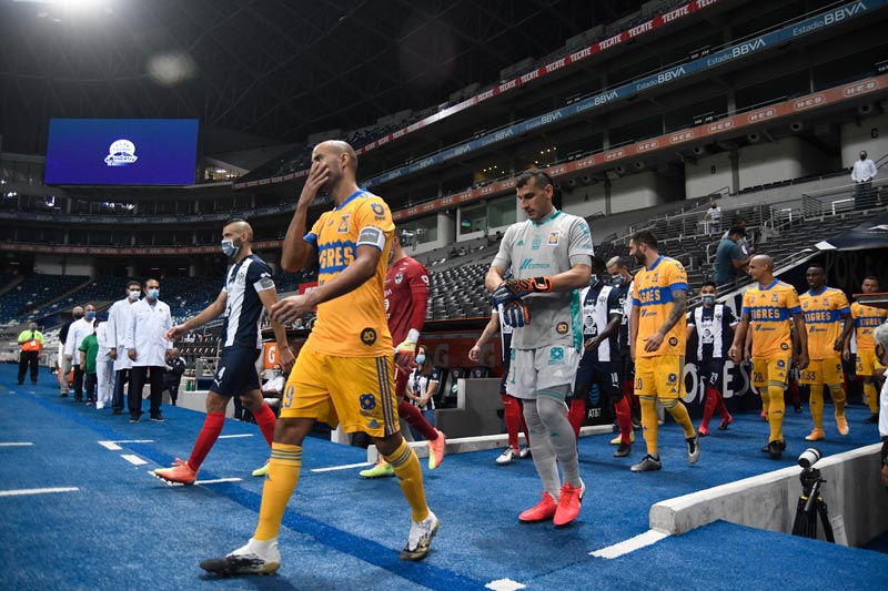 Jugadores saliendo a disputar el Clásico Regio