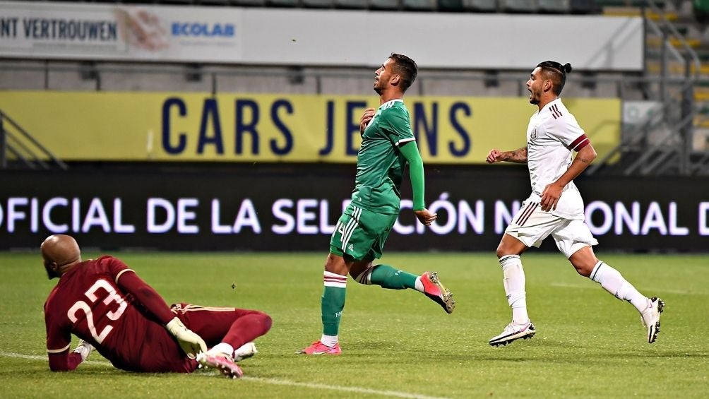 Tecatito Corona jugando con la Selección 