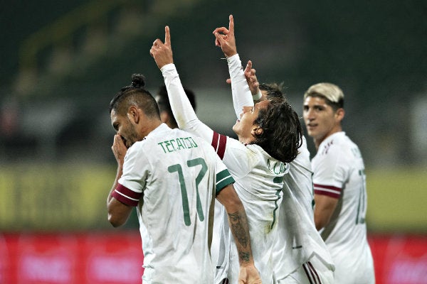 Diego Lainez celebrando su anotación con Selección