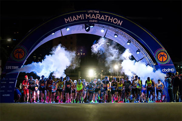 Corredores al partir en el Maratón de Miami 