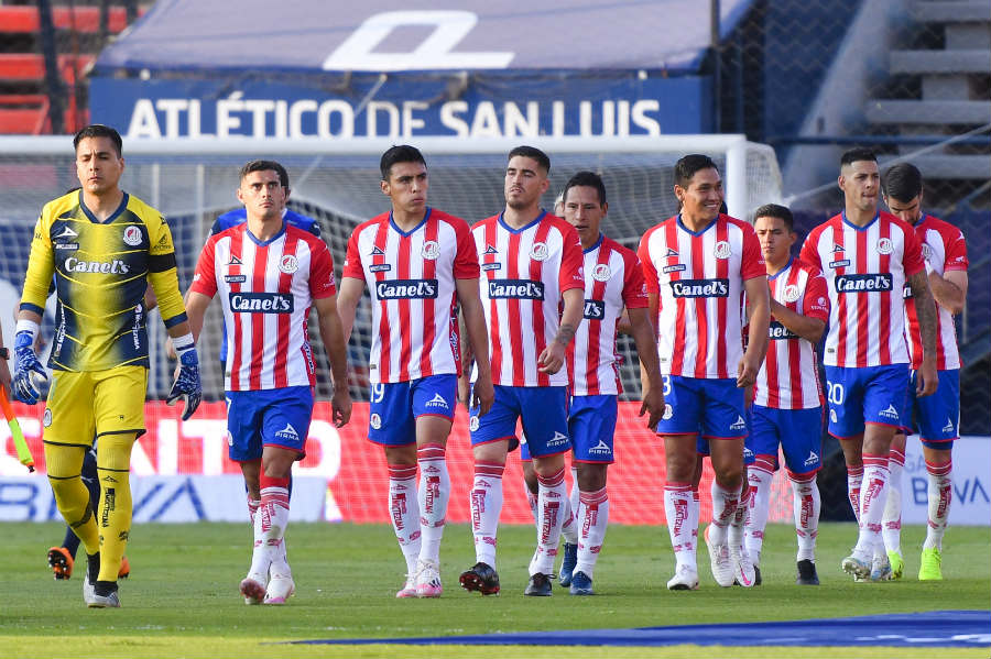 Los jugadores de Atlético de San Luis saliendo al terrreno de juego