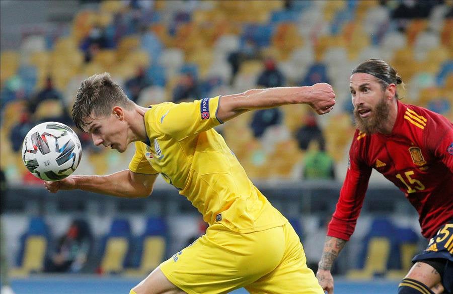 Sergio Ramos pelea el balón con Eduard Sobol