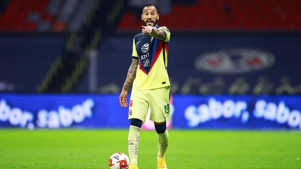 Emanuel Aguilera durante un partido con América