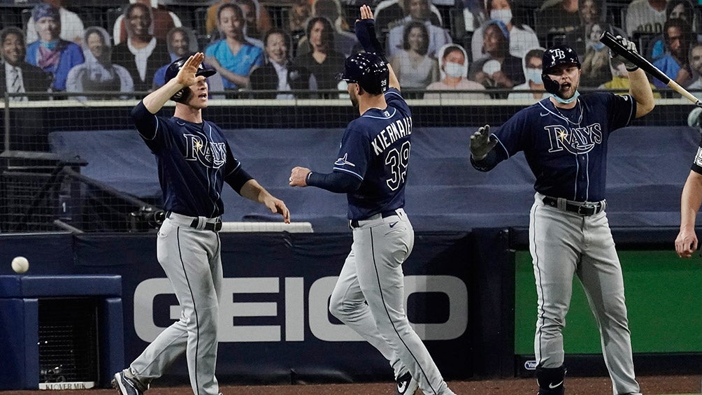 Jugadores de los Rays festejan una anotación