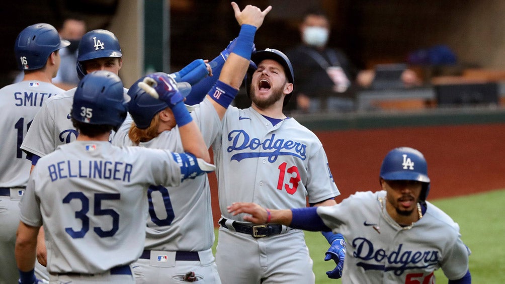 Muncy celebra un HR con sus compañeros