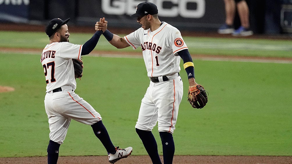 Altuve y Correa se felicitan tras el triunfo ante Tampa Bay