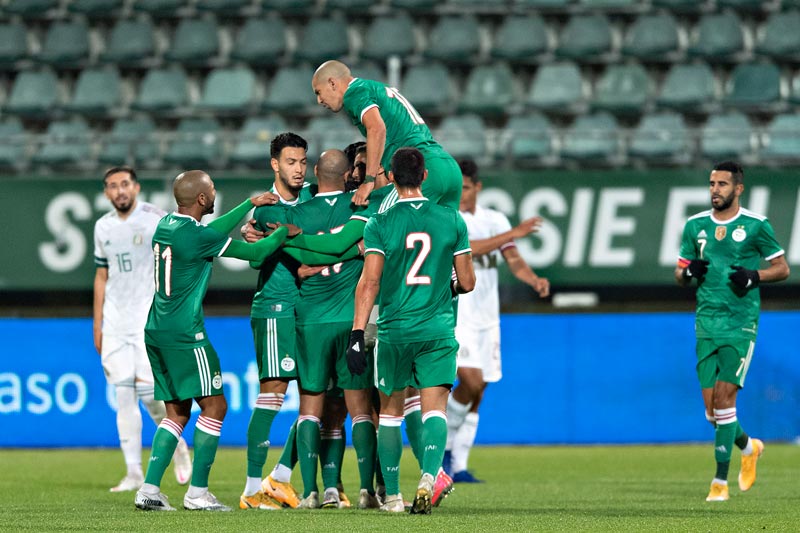 Los jugadores de Argelia celebran un gol