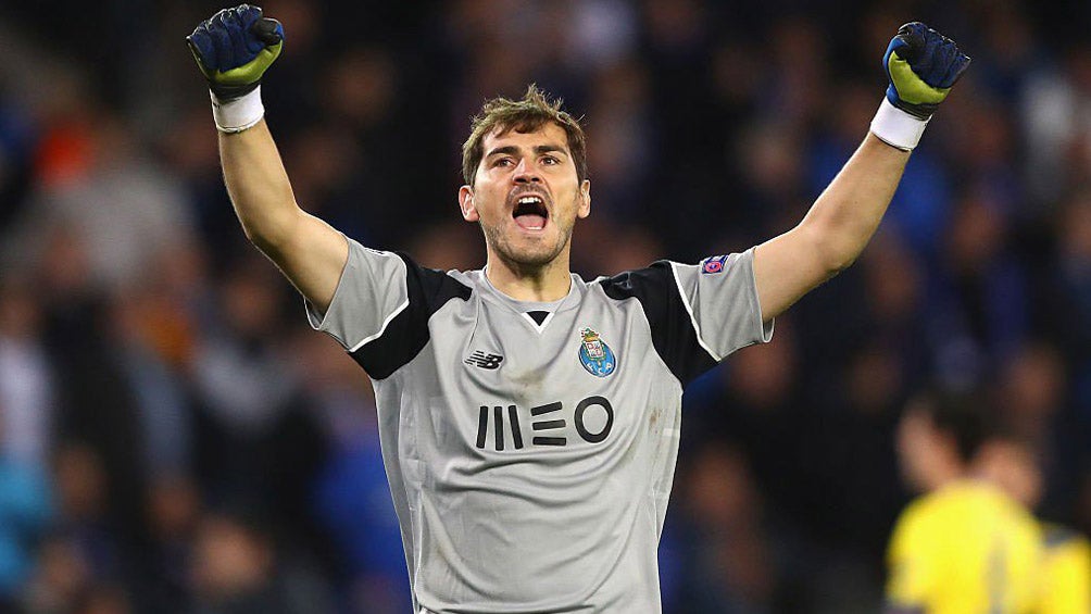 Iker Casillas durante un duelo con el Porto 