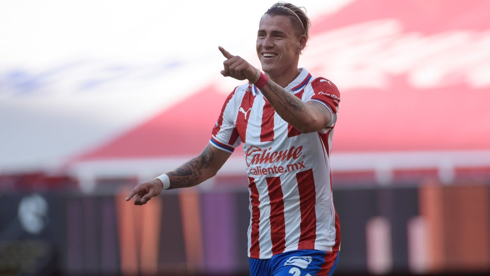 Chicote Calderón festeja un gol con Chivas en el Akron 