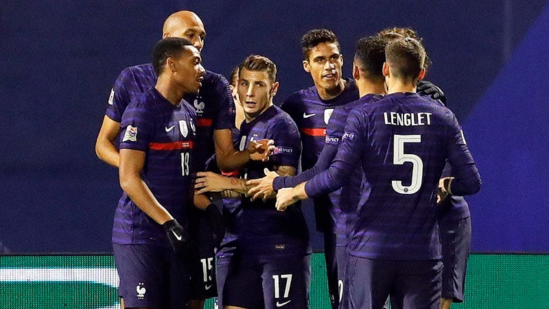 Jugadores de Francia celebran un gol con Griezmann 