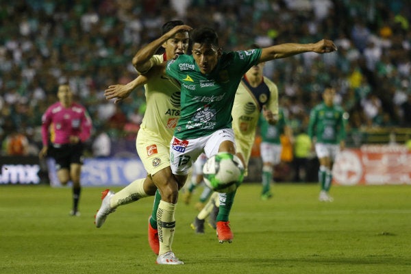 Ángel Mena en acción ante América