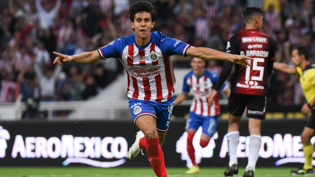 José Juan Macías celebrando una anotación con Chivas