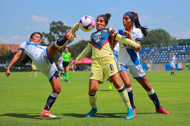 Jugadoras de América y Puebla disputan el esférico