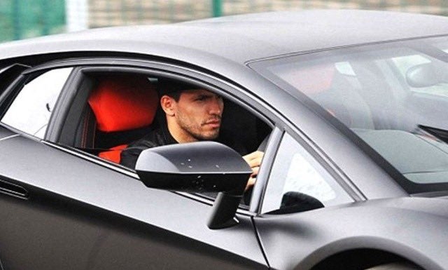 Kun Agüero en su Lamborghini Aventador