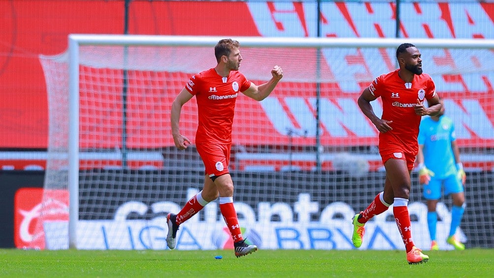 Gastón Sauro celebrando un gol con Toluca