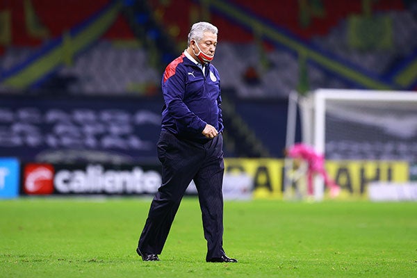 Víctor Manuel Vucetich en un partido con Chivas