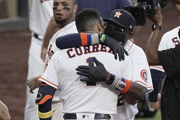 Dusty Baker abraza a Carlos Correa 