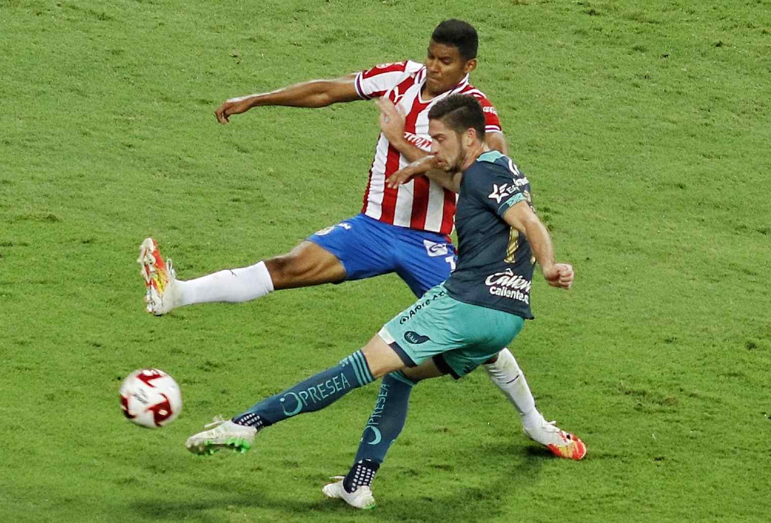 Santiago Ormeño con el Puebla en un partido ante Chivas