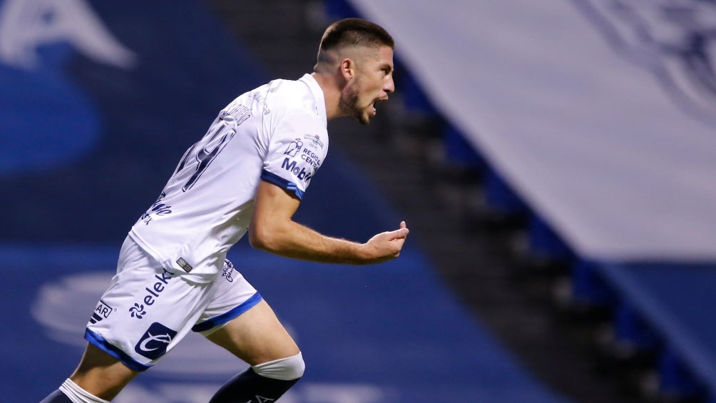 Santiago Ormeño en un partido con el Puebla