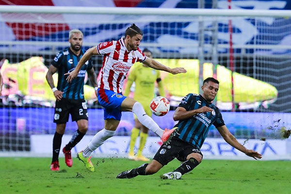 El defensa en una jugada contra Gallos