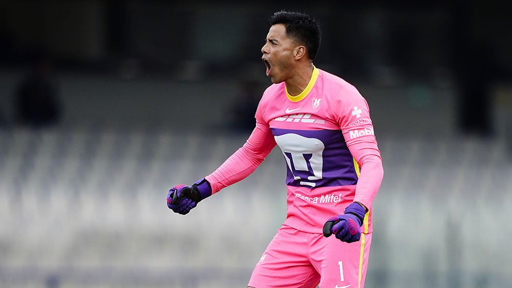 Alfredo Talavera en un partido con los Pumas