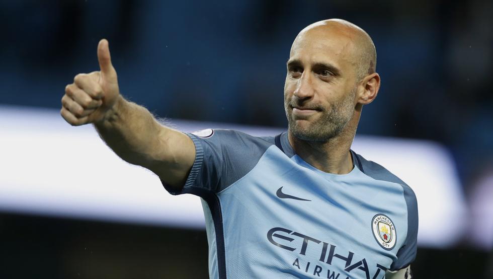 Pablo Zabaleta en un partido con el Manchester City