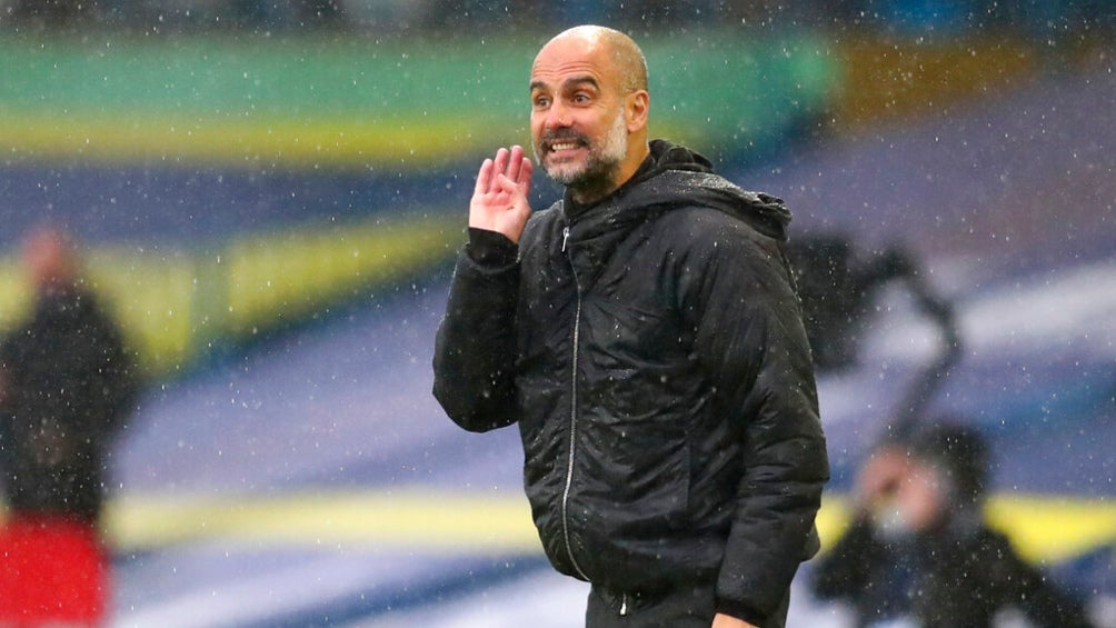 Pep Guardiola dirigiendo un partido del Manchester City