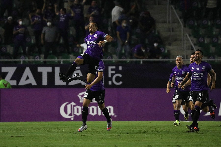 Jugadores del Mazatlán FC celebran gol ante Juárez FC