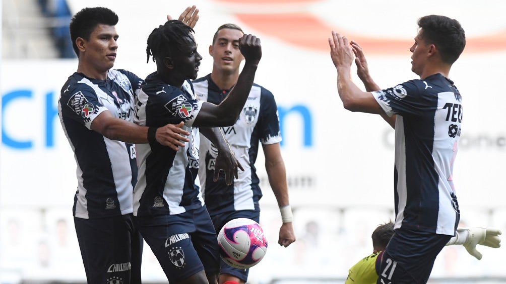 Jugadores de Rayados festejan una diana ante Puebla