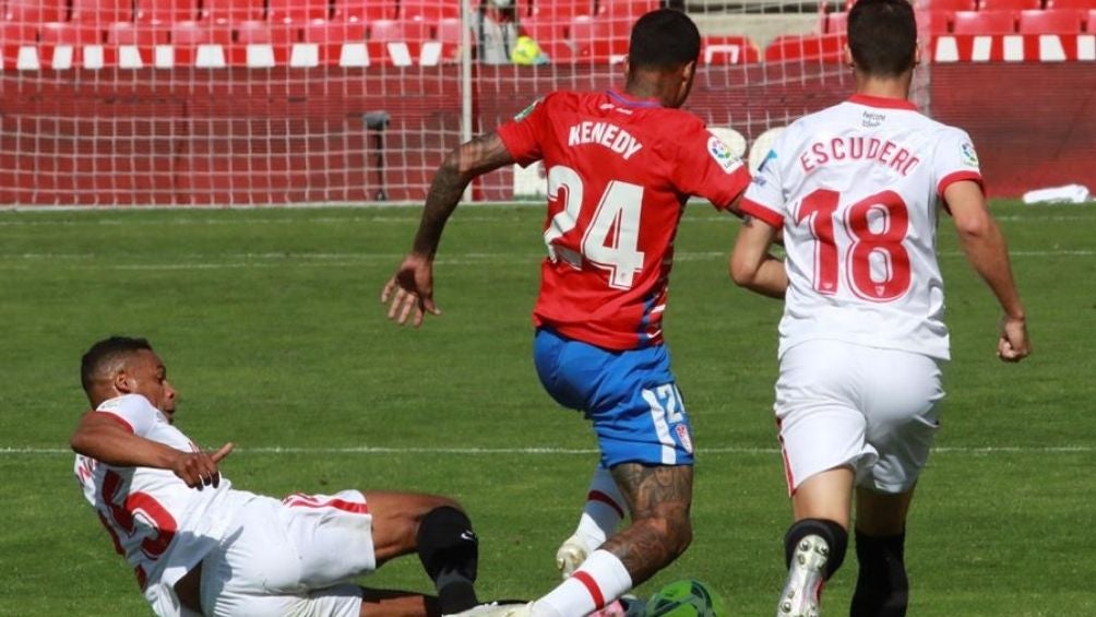 Kenedy conduce el balón durante el partido 