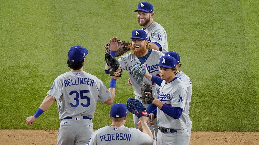 Jugadores de Dodgers tras la victoria sobre Atlanta 