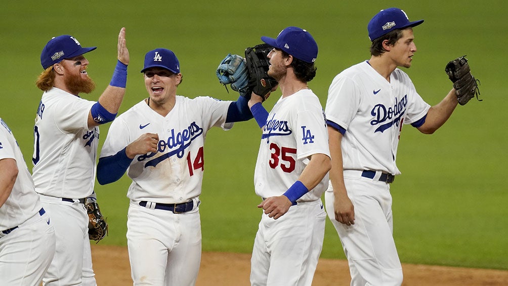 Jugadores de los Dodgers celebran el triunfo