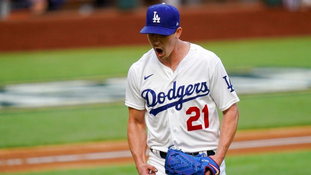 Walker Buehler festeja en partido vs Braves