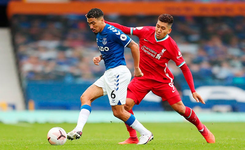 Firmino pelea el balón ante Allan 