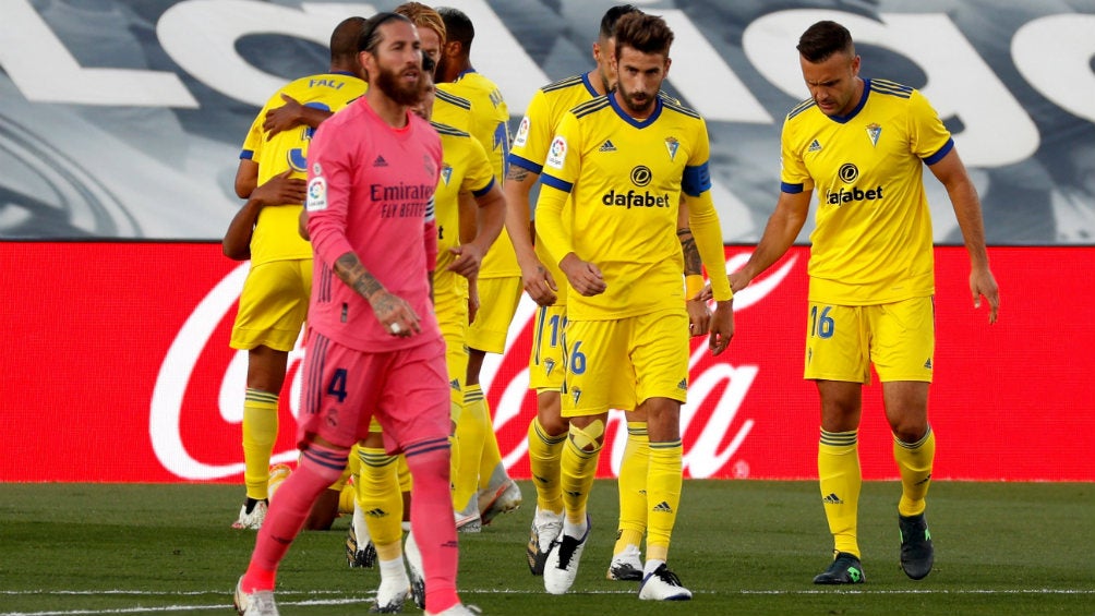 Real Madrid: Sergio Ramos salió lesionado ante Cádiz y es duda para el Clásico